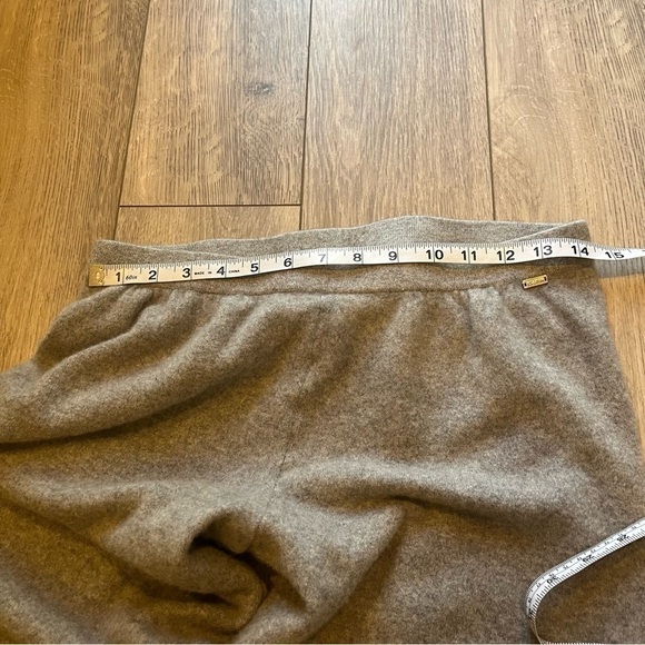St. John Cropped Gray Sweat Pants - Picture 4 of 5